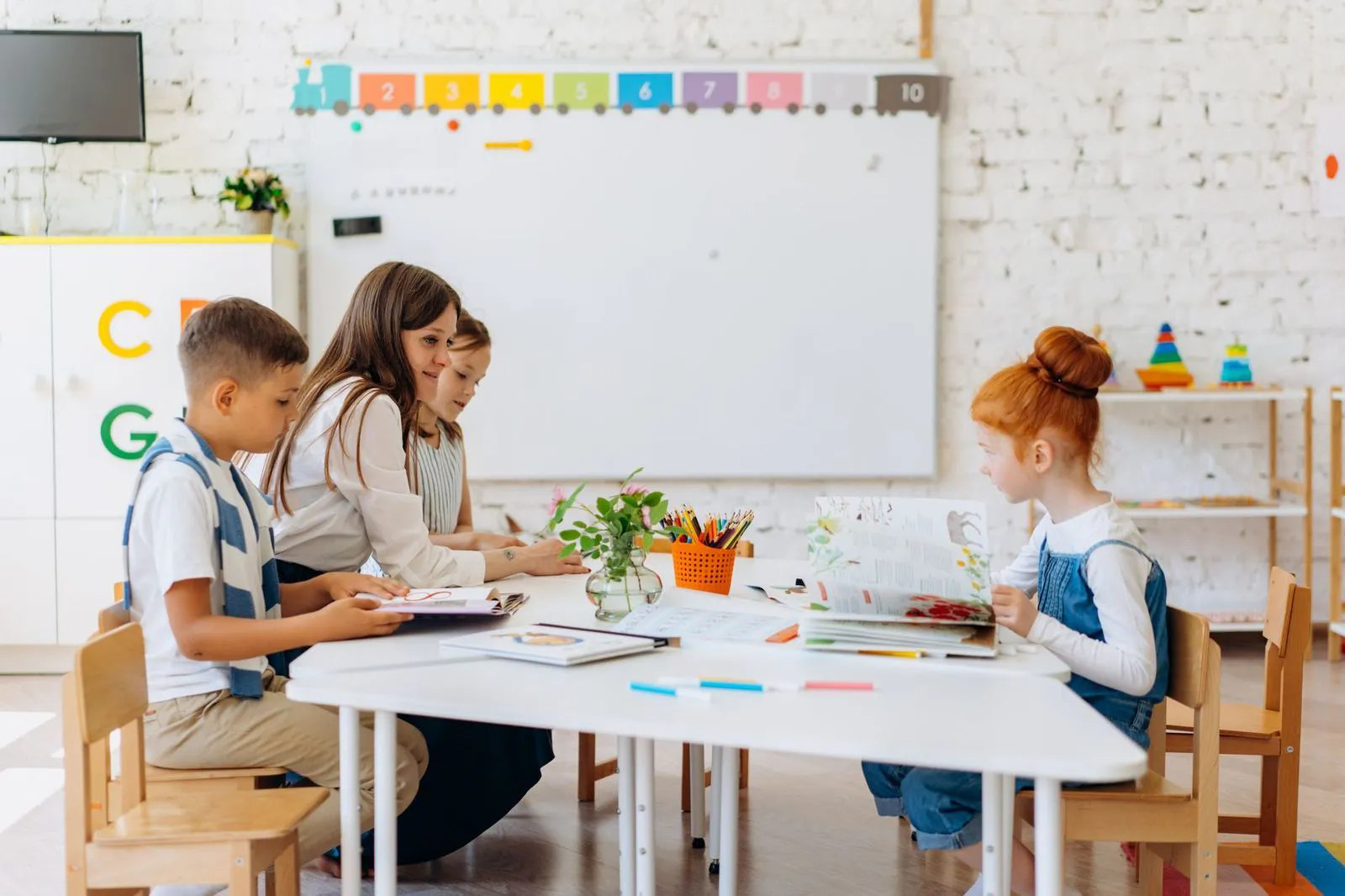 Professora acompanhando alunos do Ensino Fundamental